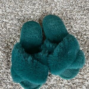 Cozy Green Women's Fuzzy Slippers